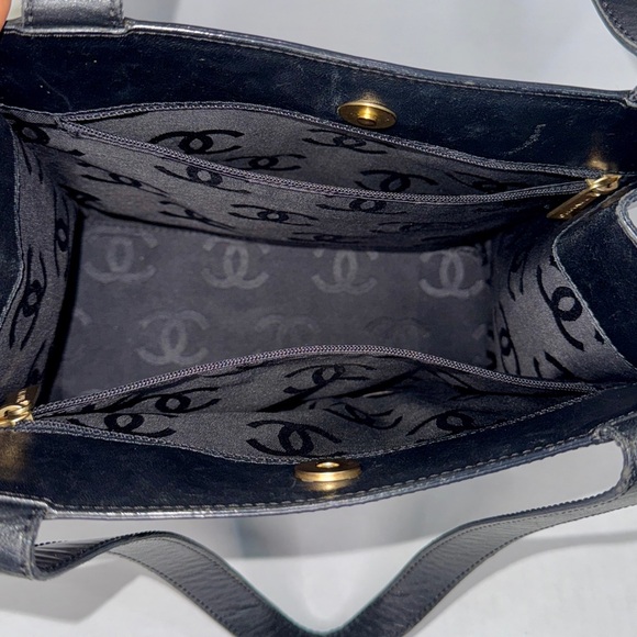 🔥SOLD🔥CHANEL Camelia Enamel Tote Bag - Picture 8 of 17